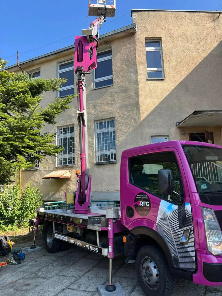 Różowy podnośnik koszowy