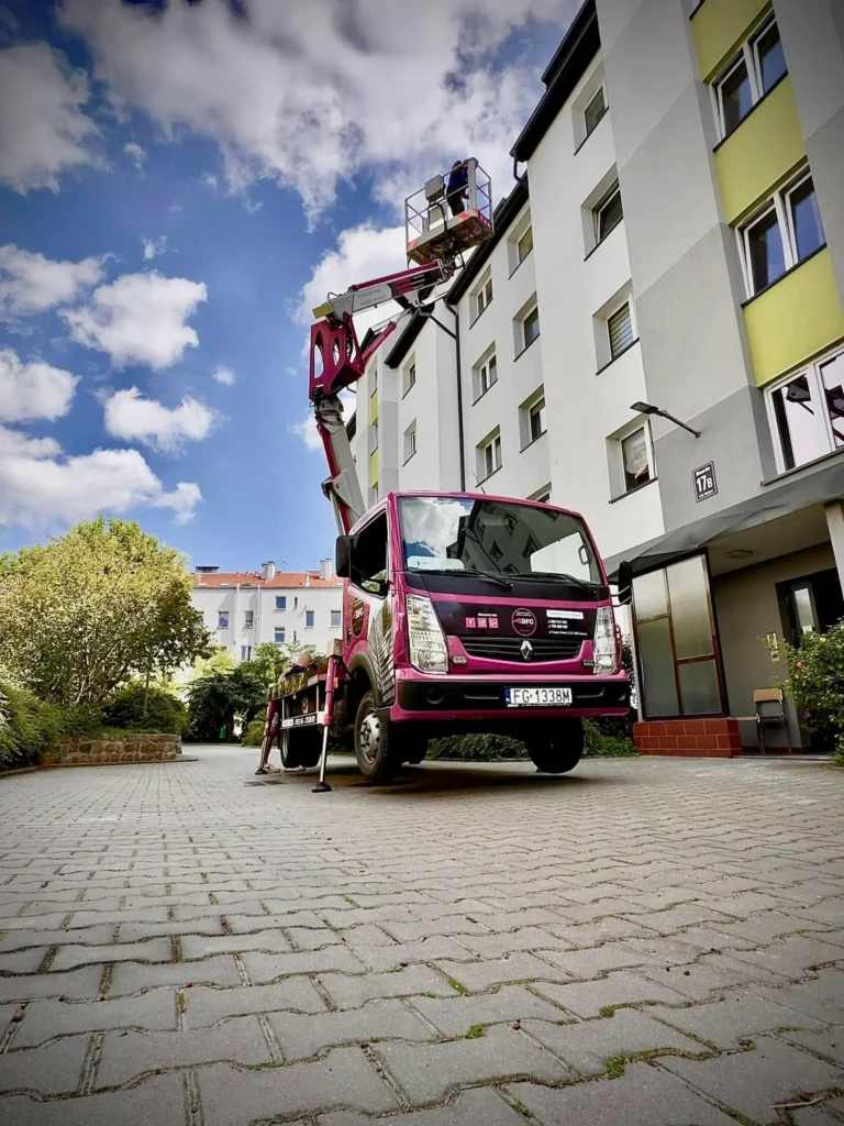 Różowy podnośnik koszowy firmy RFG GROUP