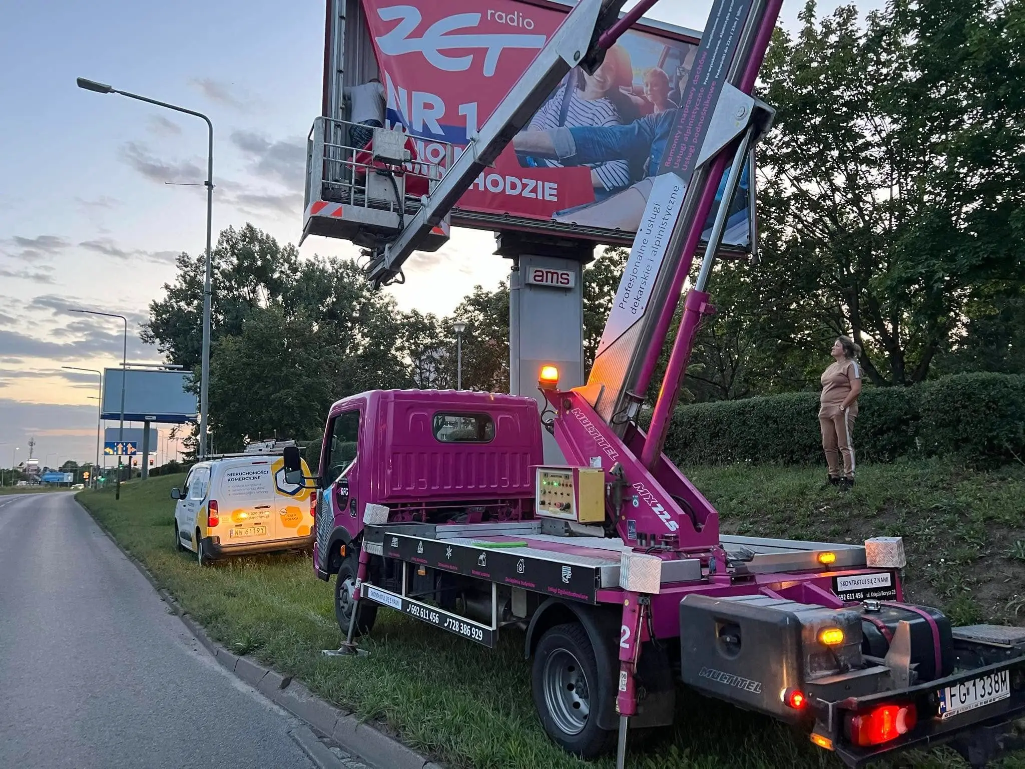 montaż bilboardu podnośnik koszowy RFG Group