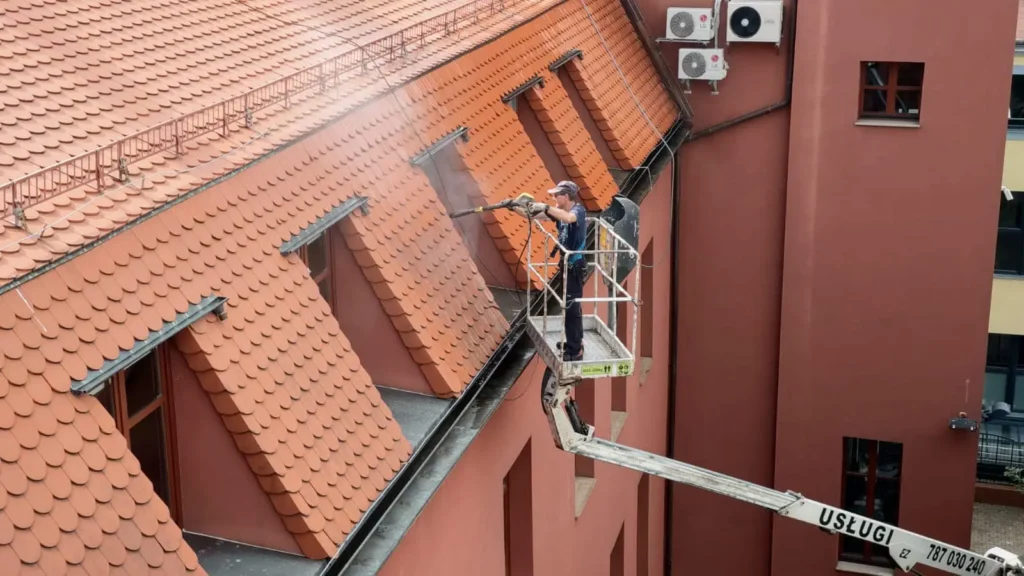 mycie dachu z podnośnika
