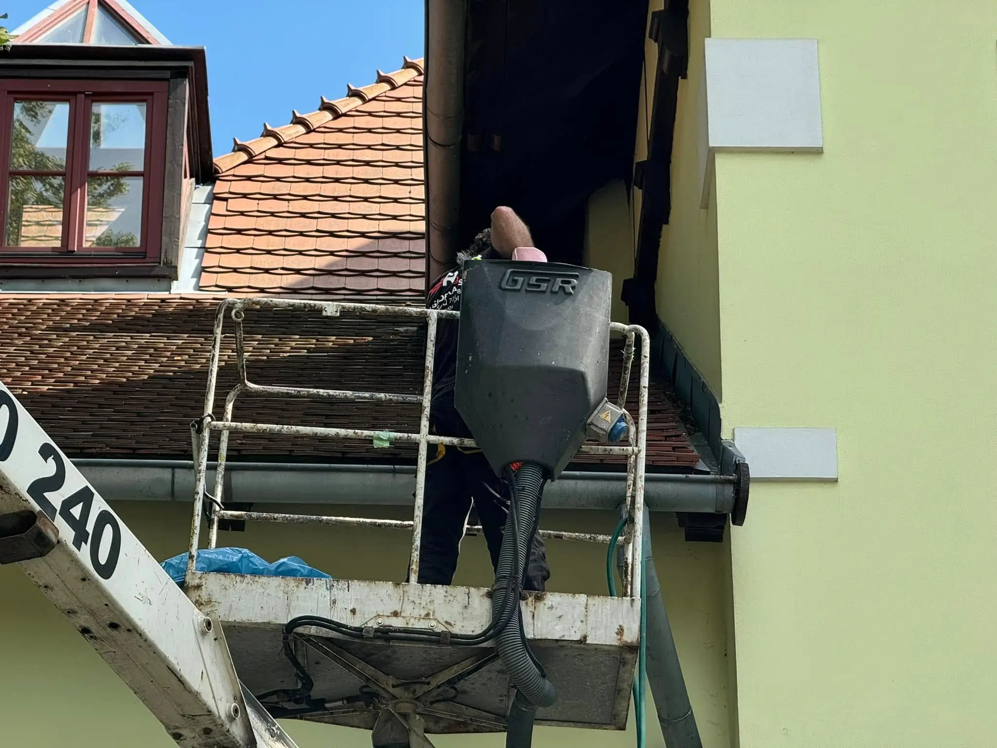 praca dekarza na podnośniku koszowym