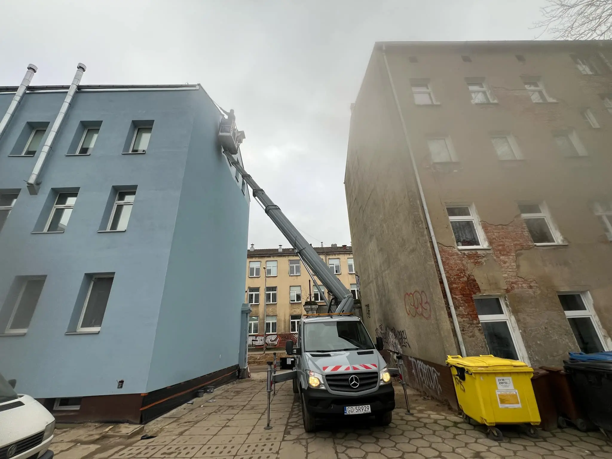 prace dekarskie przy dużym budynku wykonywane przez RFG Group