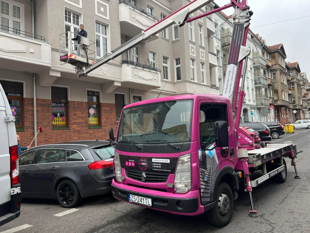 prace dekarskie z podnośnikiem koszowym