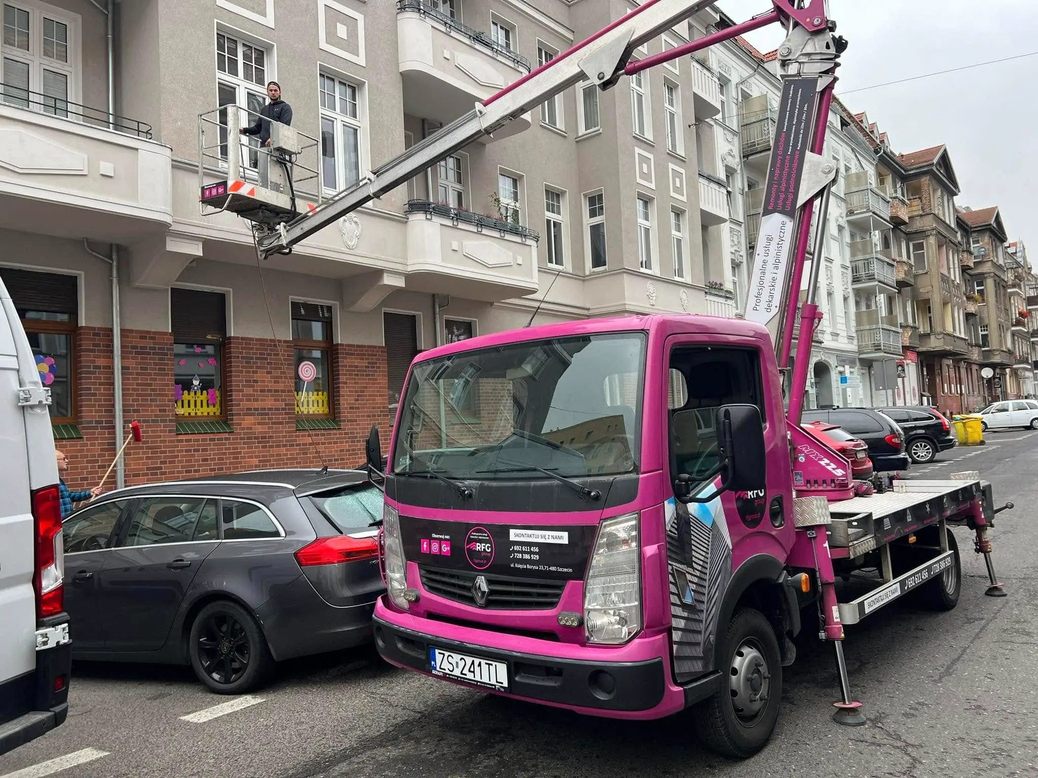 prace dekarskie z podnośnikiem koszowym