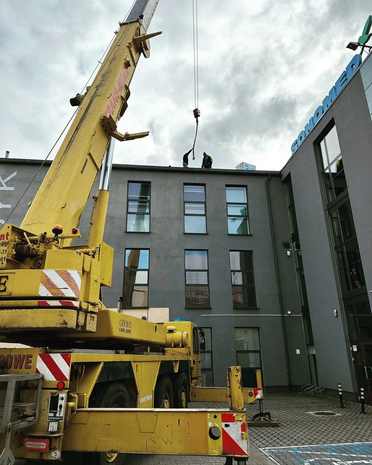 prace dekarskie z podnośnikiem