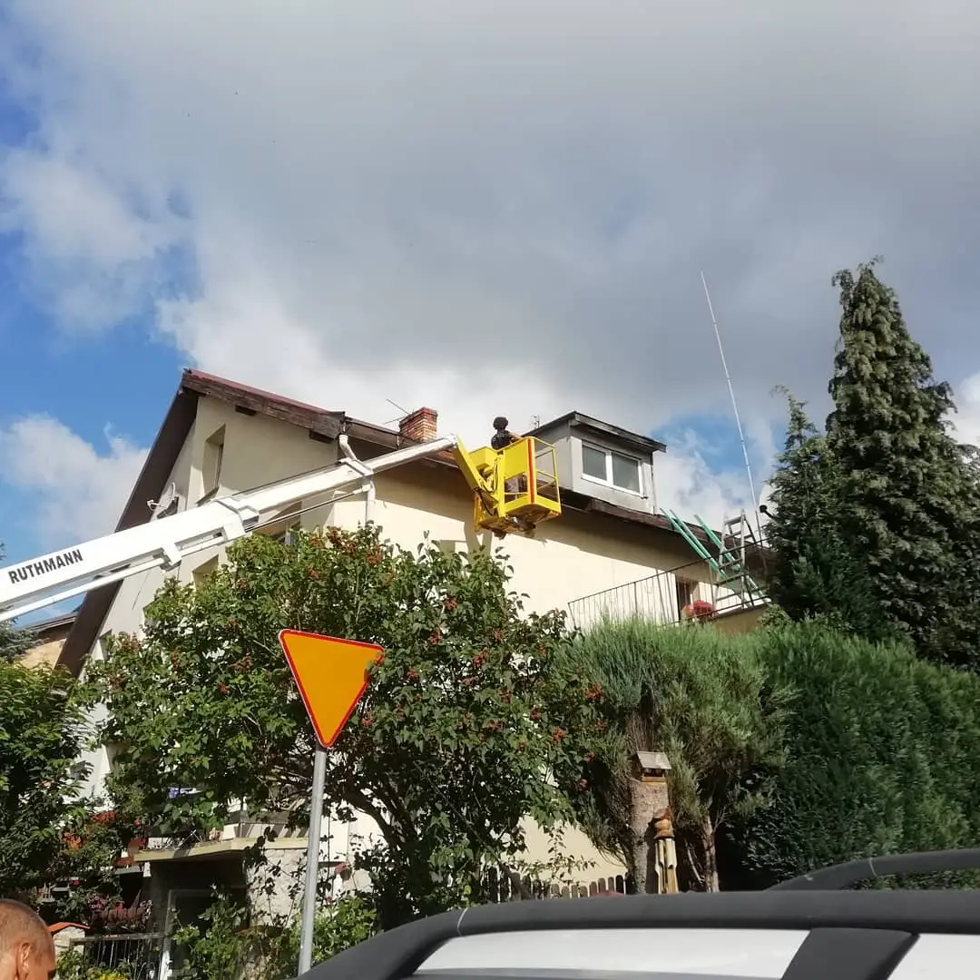 prace na podnośniku przy dachu