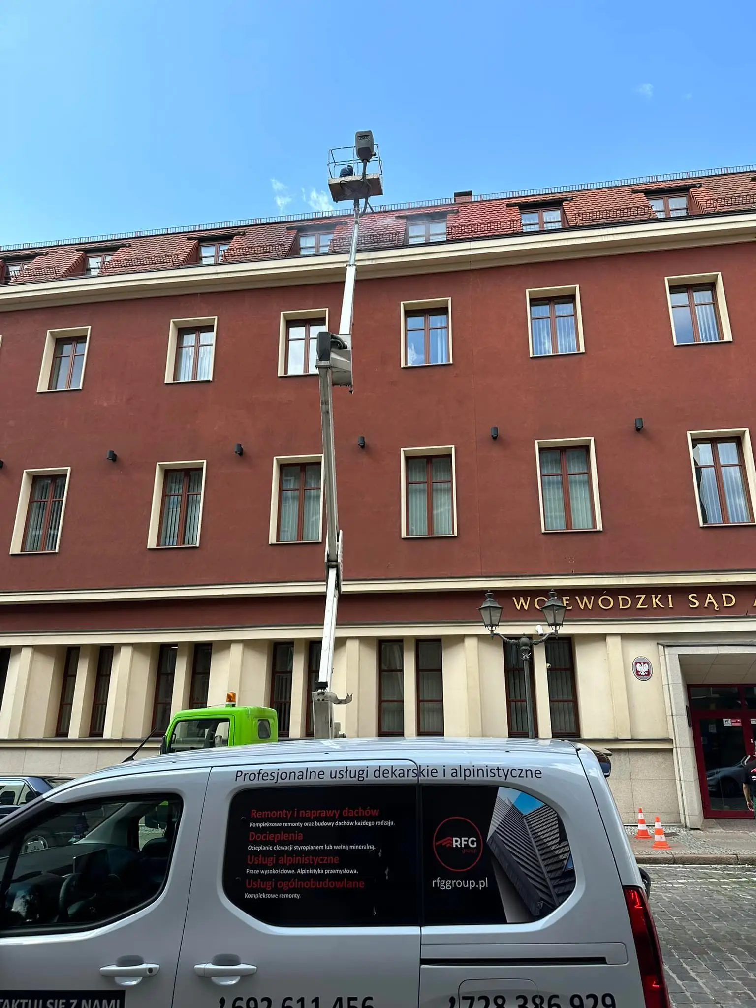 prace z podnośnikiem koszowym