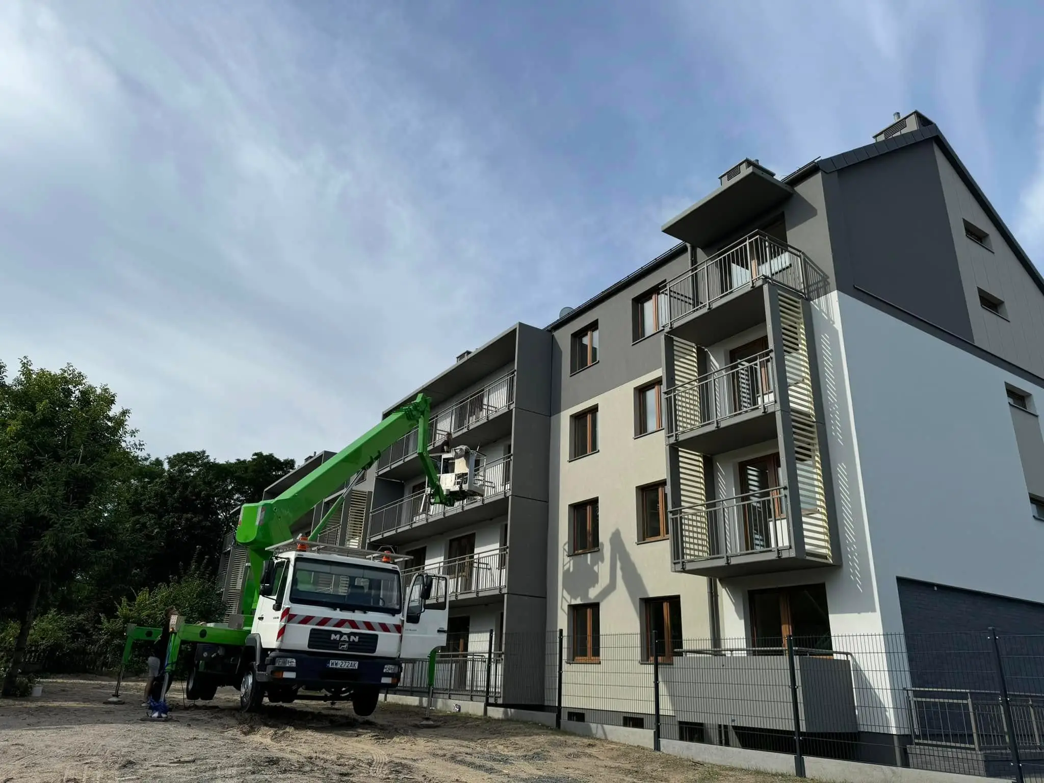 zielony podnośnik koszowy