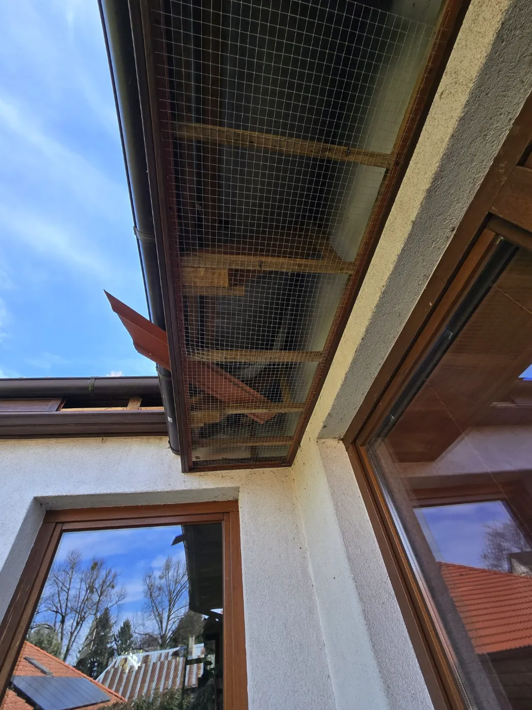 Zabezpieczanie dachu siatką przed kunami i szopami (29)